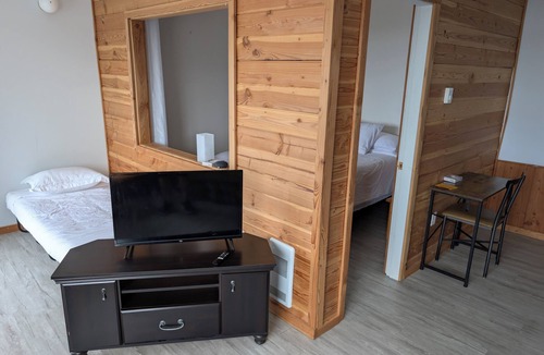 Alert Bay House | Gordie's Inn & Suites