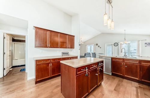 Northwest Edmonton House | Gorgeous home in Newcastle; close to many amenities