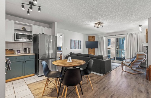 Cougar Creek Condo | Gorgeous mountain views! Stylish 2BR/2BATH condo with AC