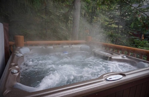 Fernie Ski Chalet | Gorgeous Ski In/Out Chalet. Private Hot Tub