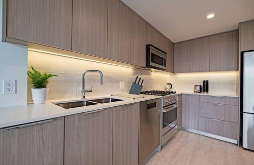 District of North Vancouver Apartment | Gorgeous Unit with Large Patio