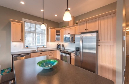 Osoyoos House | Gorgeous View, 4 bedrooms, 3 bathrooms with boat slip