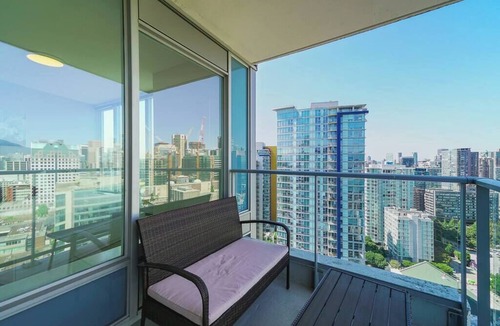 Crosstown Apartment | Gorgeous Water View Unit in Downtown Vancouver