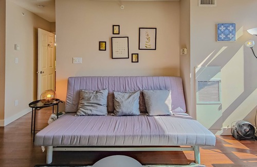 Crosstown Apartment | Great DT View! | 1 Bedroom & 1 Bath | AC | Free WiFi & Parking