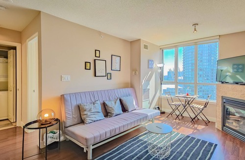 Crosstown Apartment | Great DT View! | 1 Bedroom & 1 Bath | AC | Free WiFi & Parking