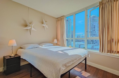 Crosstown Apartment | Great DT View! | 1 Bedroom & 1 Bath | AC | Free WiFi & Parking