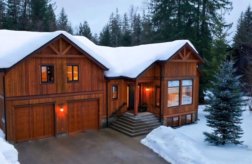 Revelstoke Ski Chalet | Great Escape Chalet Revelstoke