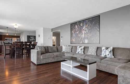Lindell Beach House | Green Acres - Hot Tub/Arcade/Theatre/Golf Green/Life Size Chess & More