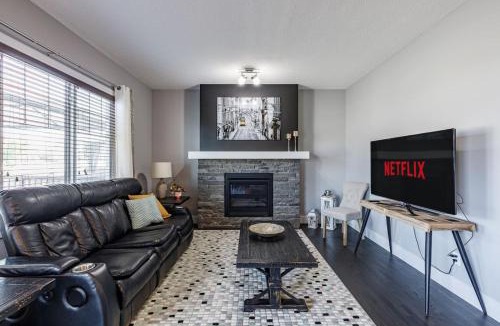 Southeast Edmonton House | Group Getaway with Yard, Sleeps 13, Near YEG Airpt