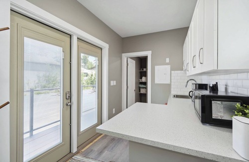 Central Alberta House | Guest house in Val Quentin with partial lake view
