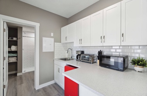 Central Alberta House | Guest house in Val Quentin with partial lake view