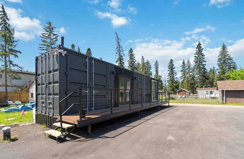 Central Alberta House | Guest house in Val Quentin with partial lake view