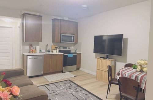 Sage Hill House | Guest Suite in Calgary 15mnt YYC Airport, 3 Beds