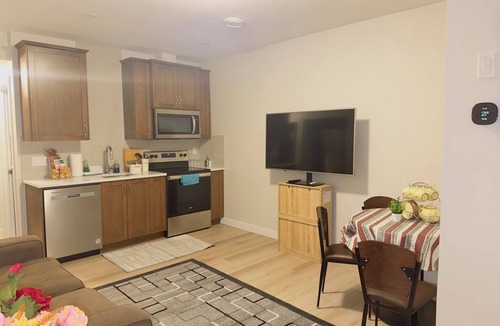 Sage Hill House | Guest Suite in Calgary 15mnt YYC Airport, 3 Beds