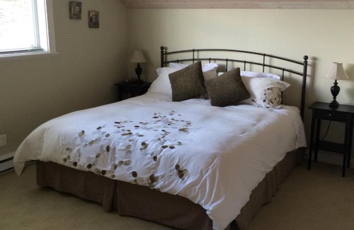 Brentwood Bay House | Guest Suites on Benvenuto