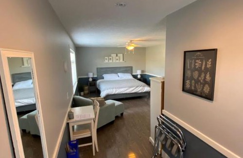 Brentwood Bay House | Guest suites on Benvenuto