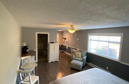 Brentwood Bay House | Guest suites on Benvenuto
