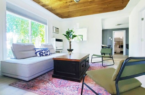 South Pandosy House | Gyro Beach Haven: Hot Tub, Parking, Pet-Friendly