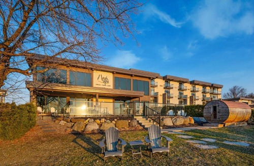 Venise-en-Quebec Hotel | Hôtel du Lac Champlain, an Ascend Collection Hotel