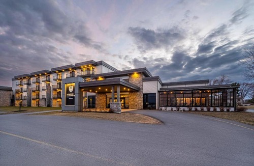 Venise-en-Quebec Hotel | Hôtel du Lac Champlain, an Ascend Collection Hotel