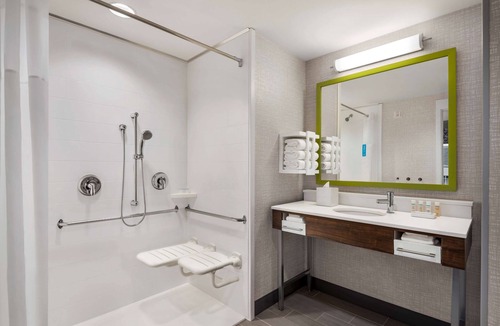 North Glenmore Hotel | Hampton Inn & Suites by Hilton Kelowna Airport