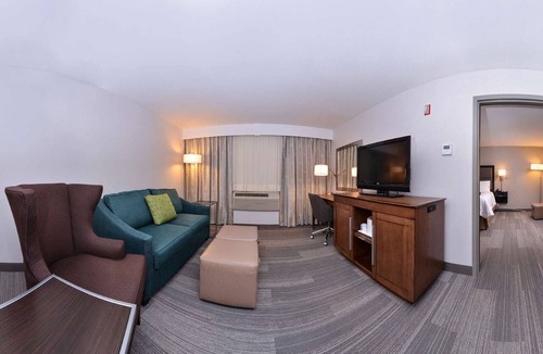 Banff Trail Hotel | Hampton Inn & Suites By Hilton Calgary- University Northwest