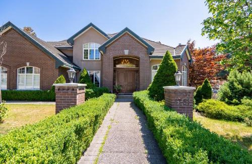 Westwood Plateau Bed & Breakfast | Hampton Luxe House