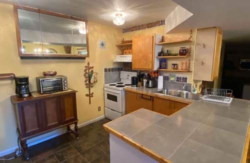 Castlegar Apartment | Hanna's Downtown Suite