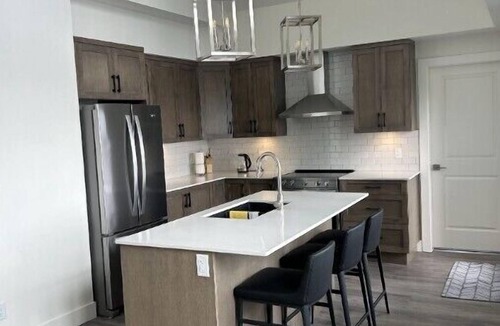 Big White Ski Resort Ski Chalet | Happy Valley penthouse 3 bed chalet, ski in and out, pet friendly