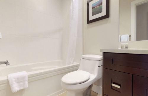 Harrison Hot Springs House | Harrison Lake View Suites - Two Bedroom Grand Suite 3