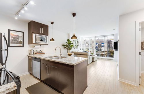 Central Apartment | Heart of Downtown | Parking, Pool, Gym, Office, A/C