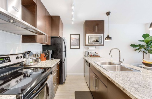 Central Apartment | Heart of Downtown | Parking, Pool, Gym, Office, A/C