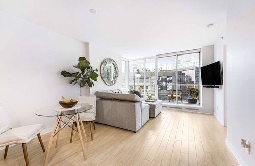 Central Apartment | Heart of Downtown | Parking, Pool, Gym, Office, A/C