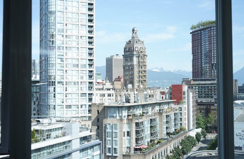 Crosstown Apartment | Heart of the City/Free Parking | Pool | HotTub