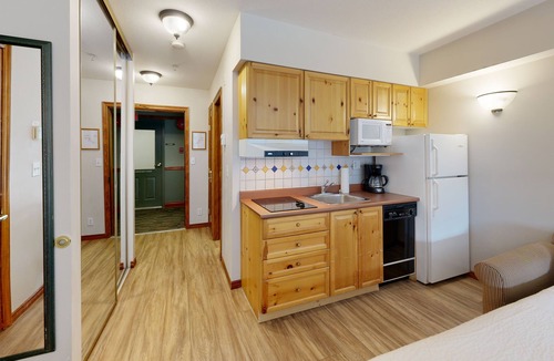 Sun Peaks Hotel | Hearthstone Lodge #305