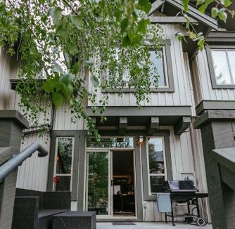 Panorama Apartment | Hearthstone Townhomes by StayIn