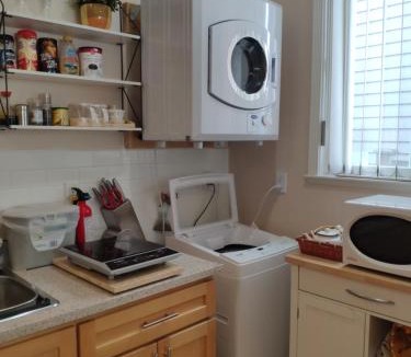 Marpole Bed & Breakfast | Helen's House/Close to Skytrain and Airport