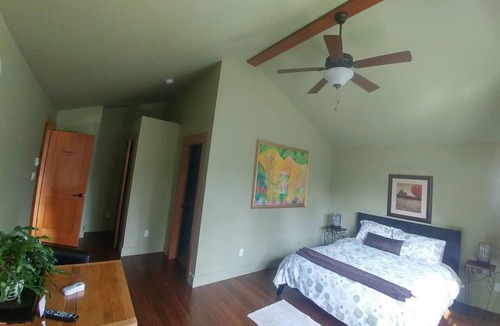 Regional District of Nanaimo Bed & Breakfast | Hemlock Room