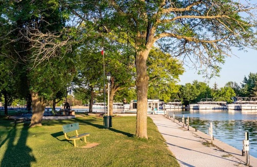 Smiths Falls Apartment | Heritage Rideau 1Br Apartment Free Parking 1