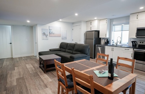Central Okanagan House | Heritage Suite