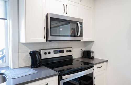 Central Okanagan House | Heritage Suite