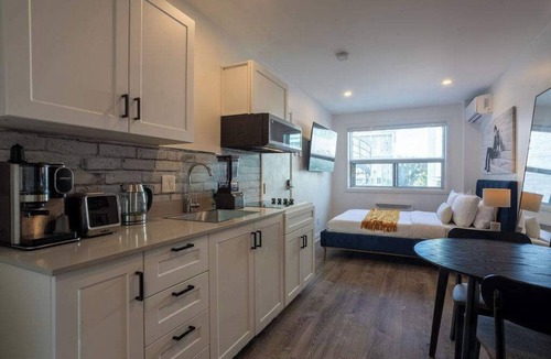 Latin Quarter House | Hideaway Studio heart DT MTL