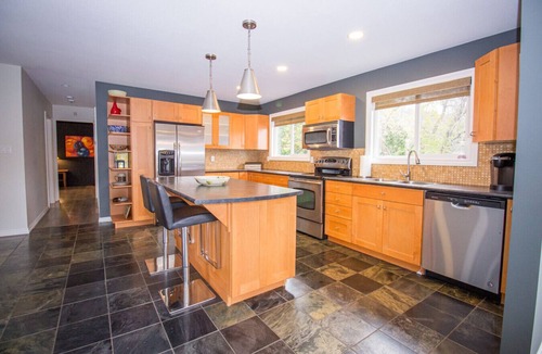 Okanagan-Similkameen House | Hillside Haven with Lakeview
