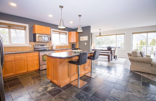 Okanagan-Similkameen House | Hillside Haven with Lakeview