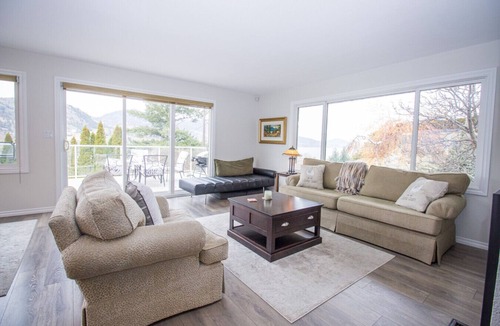 Okanagan-Similkameen House | Hillside Haven with Lakeview