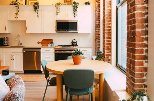 Downtown Halifax Bed & Breakfast | Historic Charming 2BR Apartment DT Halifax