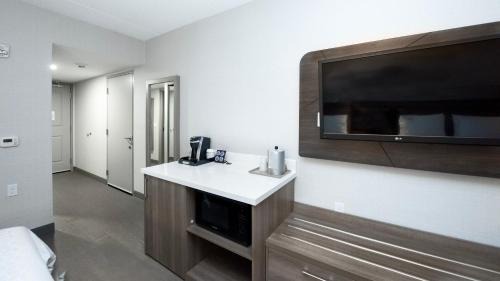 Township of Woolwich Hotel | Holiday Inn Express Hotel & Suites Waterloo - St. Jacobs Area by IHG