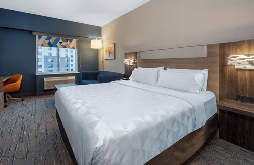 Vaughan Hotel | Holiday Inn Express & Suites Vaughan-Southwest by IHG