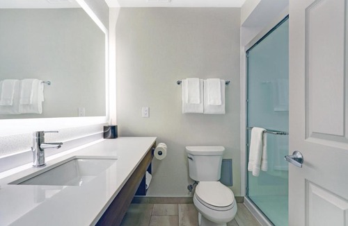 Whitby Hotel | Holiday Inn Express Whitby Oshawa by IHG