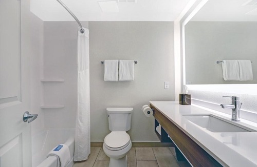 Whitby Hotel | Holiday Inn Express Whitby Oshawa by IHG